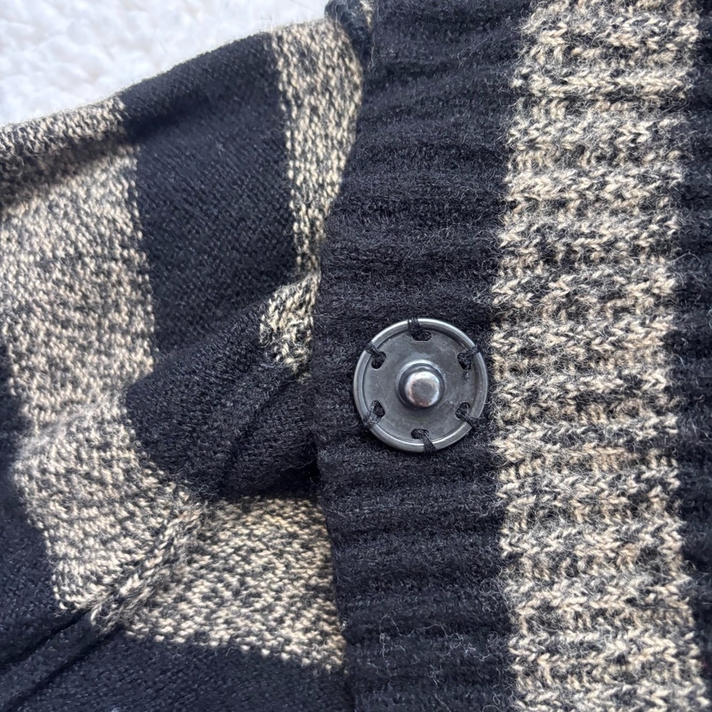 ⭐️⭐️⭐️One Girl Who Black and Brige Striped Bolero Cardigan size Medium - Picture 3 of 6